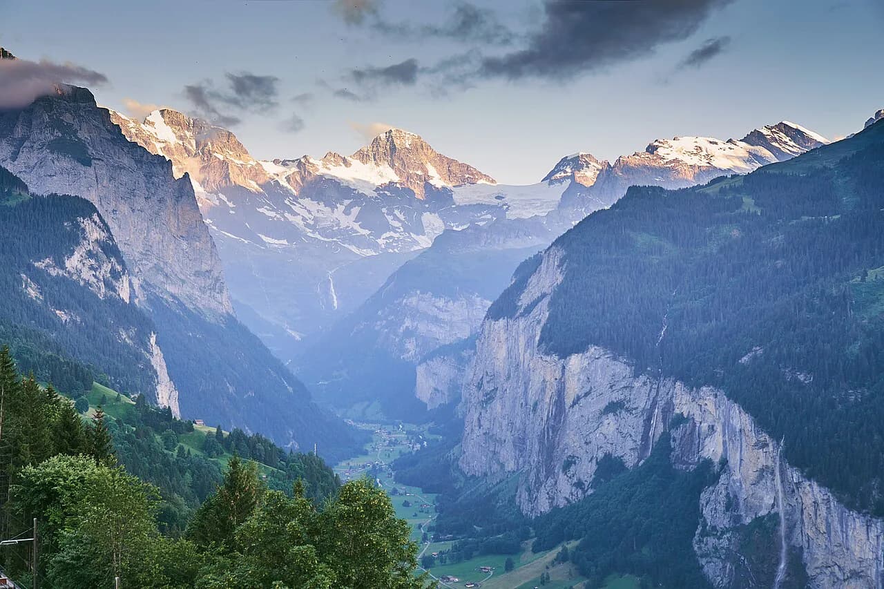 Hiking in Lauterbrunnen: Valley, Terraces and High Routes