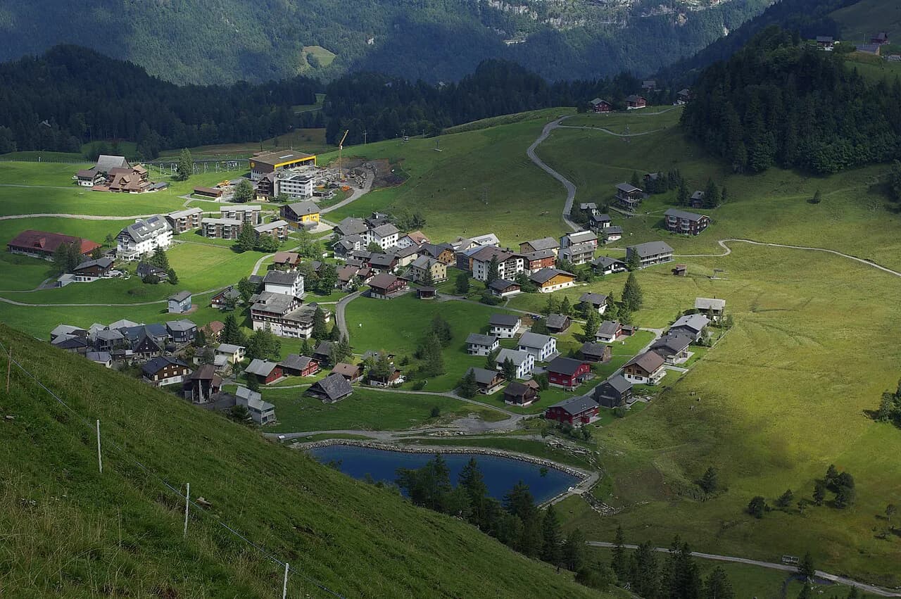 Stoos Ridge Hike: Klingenstock to Fronalpstock Trail Guide