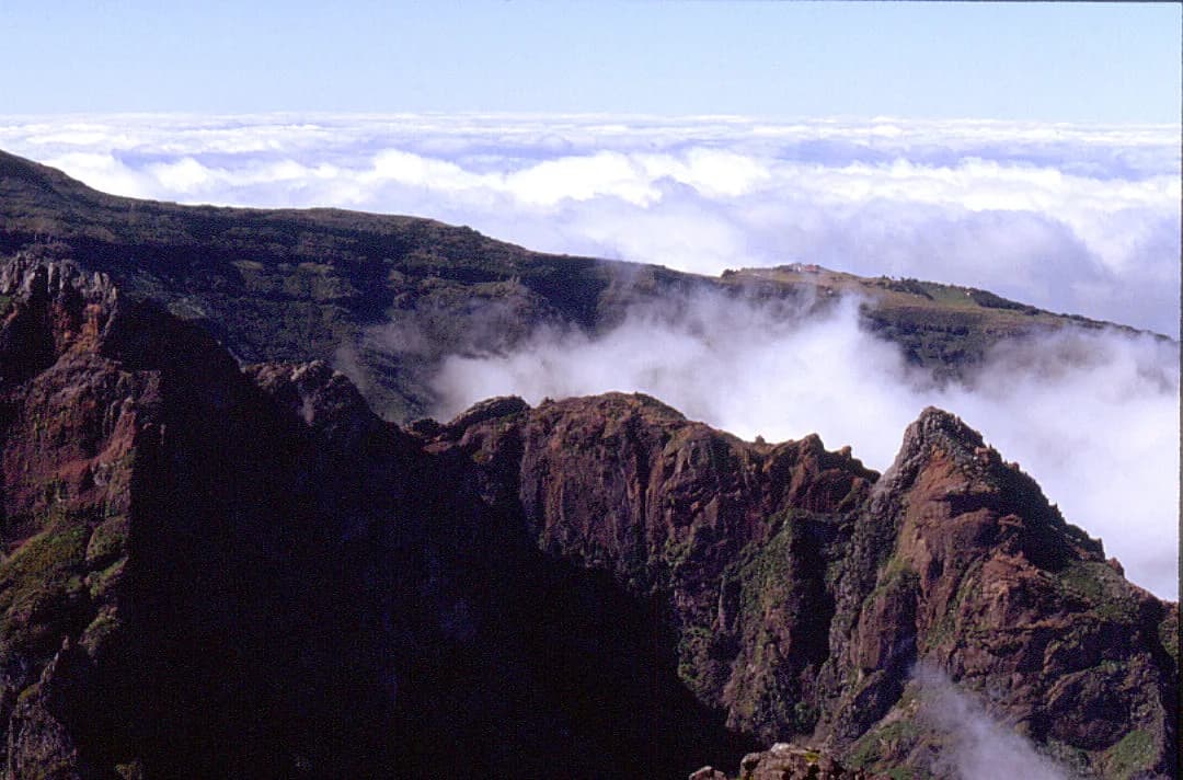 Vereda do Areeiro: Madeira's Pico-to-Pico Ridge Hike