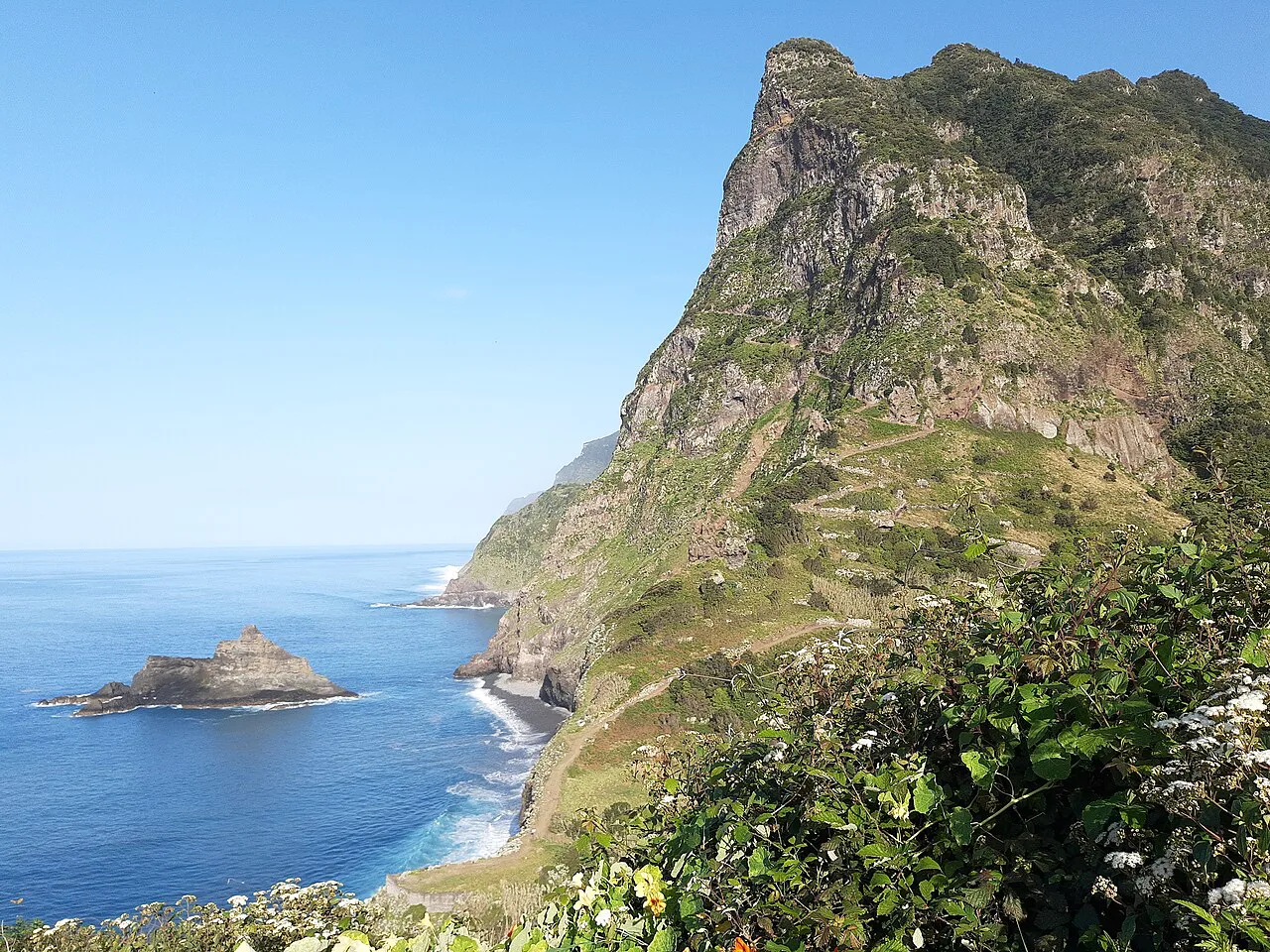 Boaventura, Madeira, cliff to sea