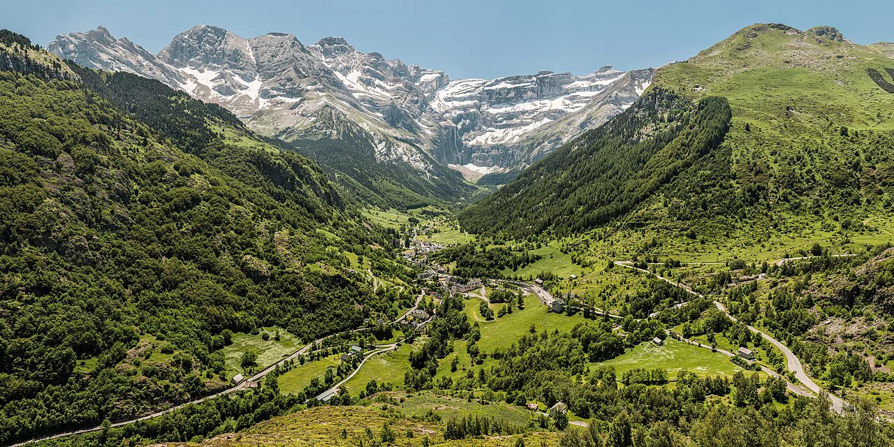 Gavarnie recti small Wikimedia Commons, Pyrenees