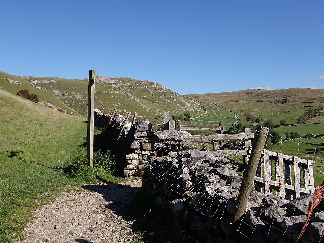 Fingerpost at a kissing gate on the Dales High Way - geograph.org.uk, Yorkshire Dales