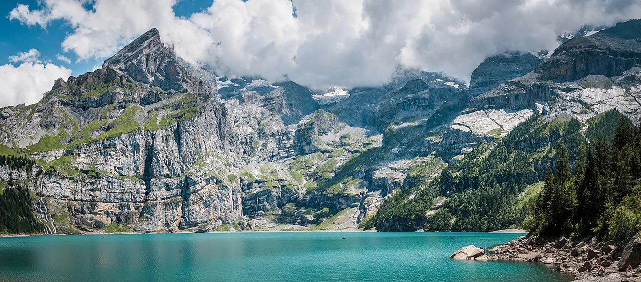 Oeschinensee panorama view with turquoise water, Kandersteg