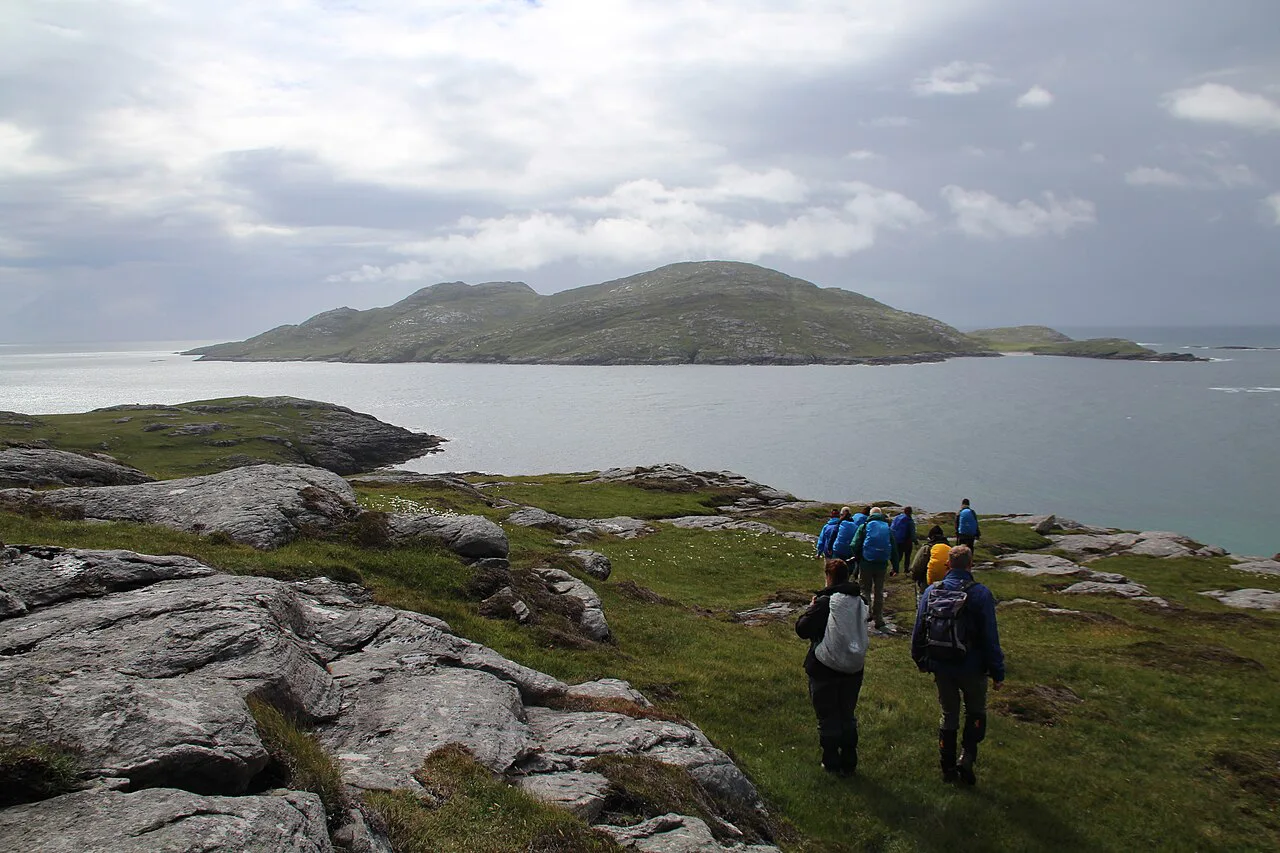 Blick vom Süden der Insel Vatersay nach Sandray, Scotland